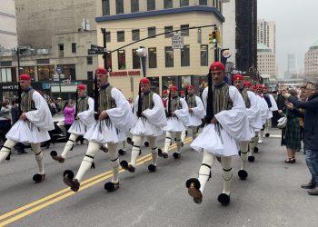 Οι Εύζωνες παρελαύνουν κατά μήκος της Λίμπερτυ Στρίτ (Ε.Κ./Χ. Αθανασάτος)
