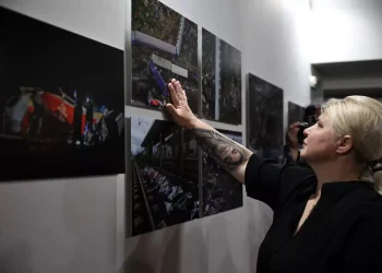 Τέμπη: Έκθεση της Ένωσης Φωτορεπόρτερ Ελλάδας – Παρούσα η μητέρα της Κλαούντια Λάτα