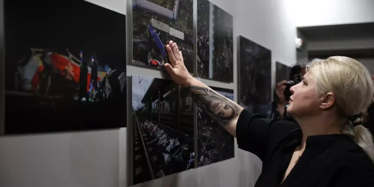 Τέμπη: Έκθεση της Ένωσης Φωτορεπόρτερ Ελλάδας – Παρούσα η μητέρα της Κλαούντια Λάτα