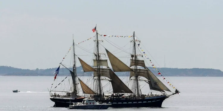 Το ταξίδι της Ολυμπιακής Φλόγας προς τη Μασσαλία: Το θρυλικό ιστιοφόρο «Belem» και η τριήρης «Ολυμπιάς»