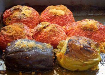 Γεμιστά χωρίς κιμά, με ρύζι, σταφίδα σουλτανίνα και τριμμένη γραβιέρα