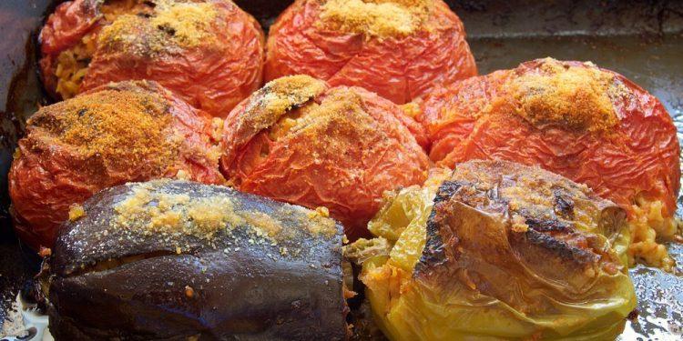 Γεμιστά χωρίς κιμά, με ρύζι, σταφίδα σουλτανίνα και τριμμένη γραβιέρα