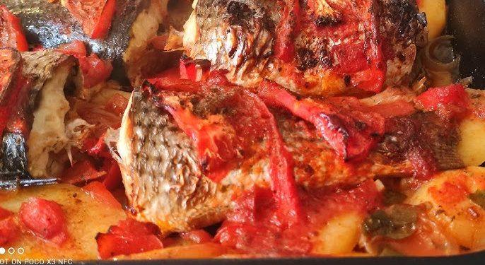 Γαλέος στο φούρνο με κόκκινη σάλτσα