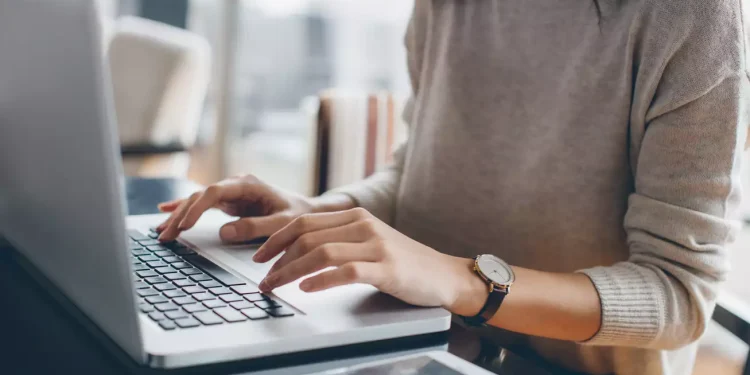 Οι νέοι ενήλικες με εργασιακή ανασφάλεια κινδυνεύουν από σοβαρές ασθένειες λόγω του αλκοόλ