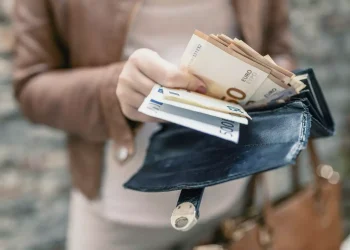 Οφειλέτες: «Αγώνας μετ’ εμποδίων» προκειμένου να επανενταχθούν στις ρυθμίσεις οφειλών