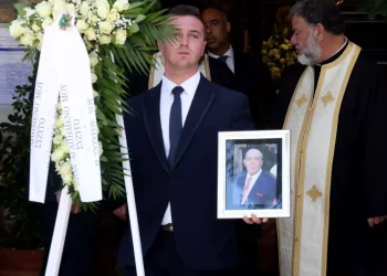 Γιώργος Καραγιάννης: Πλήθος καλλιτεχνών στην κηδεία του σπουδαίου παραγωγού