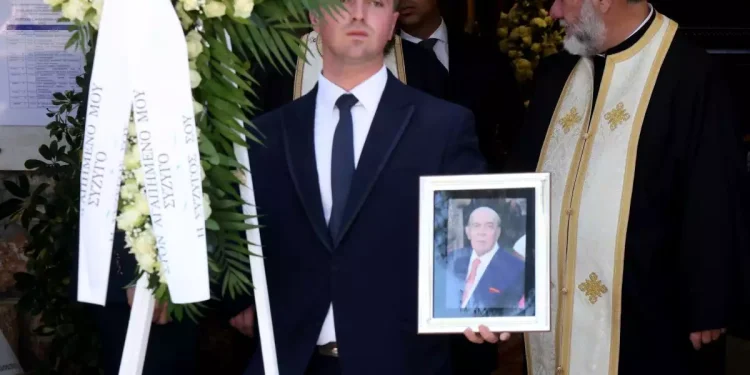 Γιώργος Καραγιάννης: Πλήθος καλλιτεχνών στην κηδεία του σπουδαίου παραγωγού