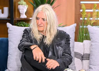 Νίκος Καρβέλας: Δεν έχω λεφτά, δεν είμαι συστημικός, παρά φύσιν να θέλουν γάμο οι ομοφυλόφιλοι