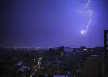 Καιρός: Πότε και πού θα χτυπήσει ο «πολικός αεροχείμαρρος» με βροχές και χιόνια – Τι προβλέπουν οι μετεωρολόγοι