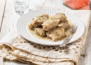 Φανταστικοί λαχανοντολμάδες με λεμονάτη μπεσαμέλ