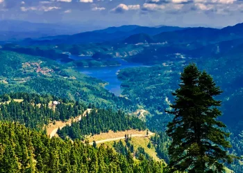 Αυτές είναι οι 5 πιο εντυπωσιακές λίμνες στην Ελλάδα