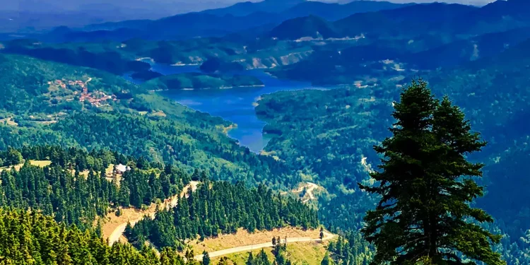 Αυτές είναι οι 5 πιο εντυπωσιακές λίμνες στην Ελλάδα