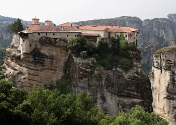 Μονή Βαρλαάμ στα Μετέωρα: Η ιστορική μονή που τα έβαλε με τον Τζέιμς Μποντ