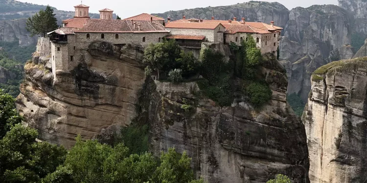 Μονή Βαρλαάμ στα Μετέωρα: Η ιστορική μονή που τα έβαλε με τον Τζέιμς Μποντ