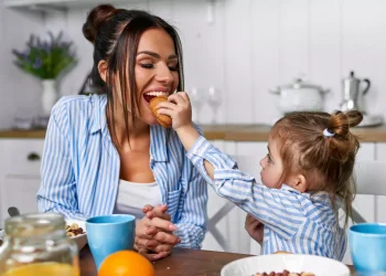 Έντερο: Τέσσερα διατροφικά λάθη που το «αναστατώνουν» και κουράζουν τον οργανισμό