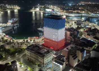 Έζησε ιστορικές στιγμές ο Πειραιάς -Από το λιμάνι του ξεκίνησε το ταξίδι της Ολυμπιακής Φλόγας για τη Μασσαλία