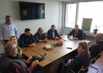 Καταγγέλλει την Κεραμέως ο Πελετίδης ότι την «κοπάνησε» για να μη τον συναντήσει