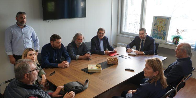 Καταγγέλλει την Κεραμέως ο Πελετίδης ότι την «κοπάνησε» για να μη τον συναντήσει