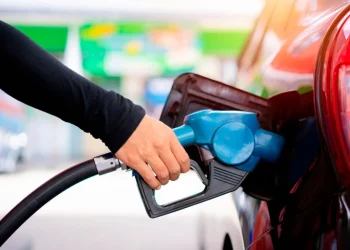 Πασχαλινή έξοδος με αμόλυβδη πάνω από 2 ευρώ – Γιατί είναι στα ύψη η τιμή της