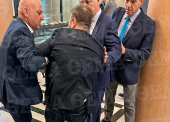 Ο ανεξάρτητος βουλευτής Φλώρος γρονθοκόπησε στη Βουλή τον Γραμμένο της Ελληνικής Λύσης – Οδηγείται στη ΓΑΔΑ