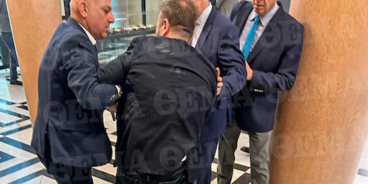 Ο ανεξάρτητος βουλευτής Φλώρος γρονθοκόπησε στη Βουλή τον Γραμμένο της Ελληνικής Λύσης – Οδηγείται στη ΓΑΔΑ