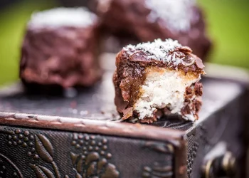 Vegan μπουκιές σοκολάτας με γέμιση καρύδα, μόλις σε 10 λεπτά