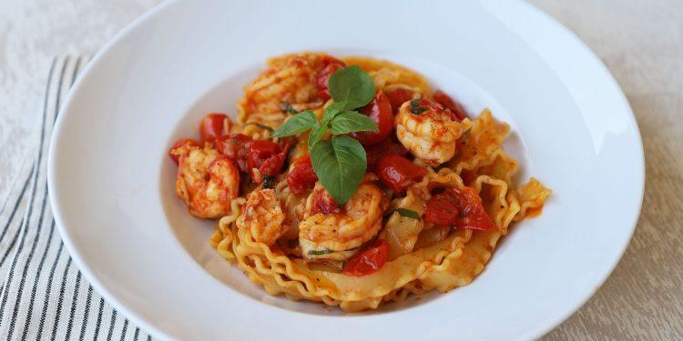 Γαριδομακαρονάδα: Μια γευστική και εύκολη συνταγή για το κυριακάτικο τραπέζιΓαριδομακαρονάδα: Μια γευστική και εύκολη συνταγή για το κυριακάτικο τραπέζι