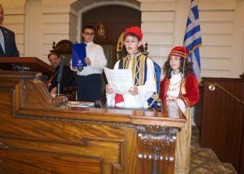 Τα αδέλφια Δημήτριος και Δωροθέα Γαλανού από το Ελληνικό Σχολείο της κοινότητας του Αγίου Νεκταρίου μίλησαν σε άπταιστα Ελληνικά για την Επέτειο της Επανάστασης του 1821. ΦΩΤΟΓΡΑΦΙΑ "Ε.Κ."ΘΕΟΔΩΡΟΣ ΚΑΛΜΟΥΚΟΣ