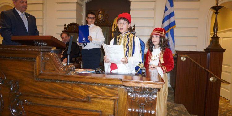 Τα αδέλφια Δημήτριος και Δωροθέα Γαλανού από το Ελληνικό Σχολείο της κοινότητας του Αγίου Νεκταρίου μίλησαν σε άπταιστα Ελληνικά για την Επέτειο της Επανάστασης του 1821. ΦΩΤΟΓΡΑΦΙΑ "Ε.Κ."ΘΕΟΔΩΡΟΣ ΚΑΛΜΟΥΚΟΣ