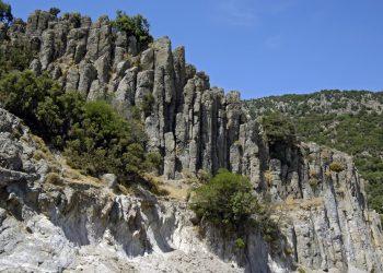 Στηλοειδείς λάβες Πελόπης. Μουσείο απολιθωμένου Δάσους Σιγρίου Λέσβου. ΦΩΤΟΓΡΑΦΙΑ: ΑΠΕ-ΜΠΕ