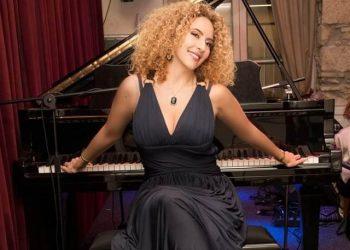 Η Αντιγόνη Kατσούρη επανέρχεται στο μουσικό προσκήνιο με ένα δυνατό τραγούδι – έκπληξη, με τίτλο «ΚΕΡΝΑ ΜΕ ΠΟΤΟ» – ΒΙΝΤΕΟ