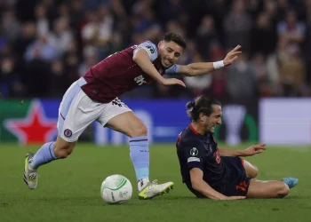 Άστον Βίλα – Ολυμπιακός: Εκτός και ο Άλεξ Μορένο από τον πρώτο ημιτελικό του Conference League