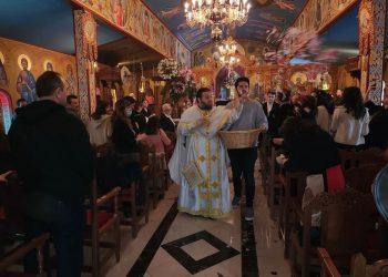 Ο Αρχιμανδρίτης Μελέτιος Μπουγάς, σκορπά δαφνόφυλλα στους πιστούς στην πρώτη ανάσταση. Φωτογραφία: Εθνικός Κήρυξ/Μιχάλης Κακιάς