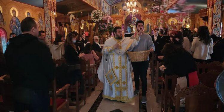 Ο Αρχιμανδρίτης Μελέτιος Μπουγάς, σκορπά δαφνόφυλλα στους πιστούς στην πρώτη ανάσταση. Φωτογραφία: Εθνικός Κήρυξ/Μιχάλης Κακιάς