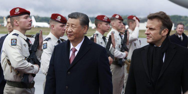 Επιχείρηση «γοητείας» από τον Μακρόν προς τον Σι Τζινπίνγκ με στόχο εμπορικές παραχωρήσεις