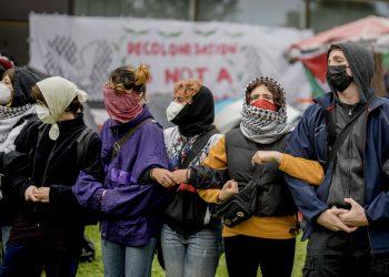 Kατά τη διάρκεια διαδήλωσης υπέρ των Παλαιστινίων από την ομάδα "Student Coalition Berlin" στο προαύλιο του θεάτρου του πανεπιστημίου "Freie Universität Berlin" στο Βερολίνο, Γερμανία, Τρίτη 7 Μαΐου 2024. (AP Photo/Markus Schreiber)