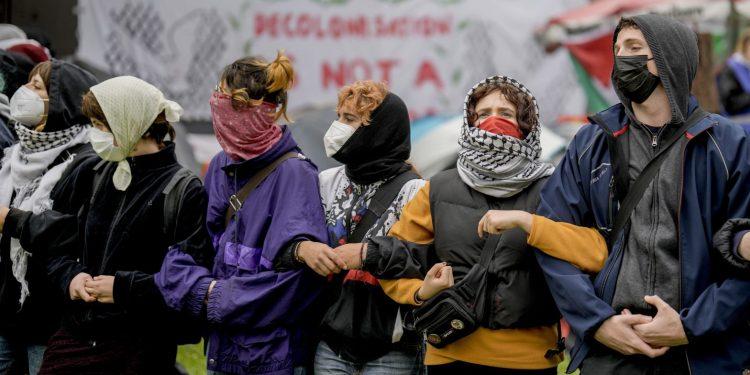 Kατά τη διάρκεια διαδήλωσης υπέρ των Παλαιστινίων από την ομάδα "Student Coalition Berlin" στο προαύλιο του θεάτρου του πανεπιστημίου "Freie Universität Berlin" στο Βερολίνο, Γερμανία, Τρίτη 7 Μαΐου 2024. (AP Photo/Markus Schreiber)