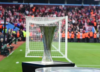 Το τρόπαιο του Conference League «παρουσιάζεται» στο ελληνικό κοινό σε OPAP Arena και πλατεία Κοτζιά