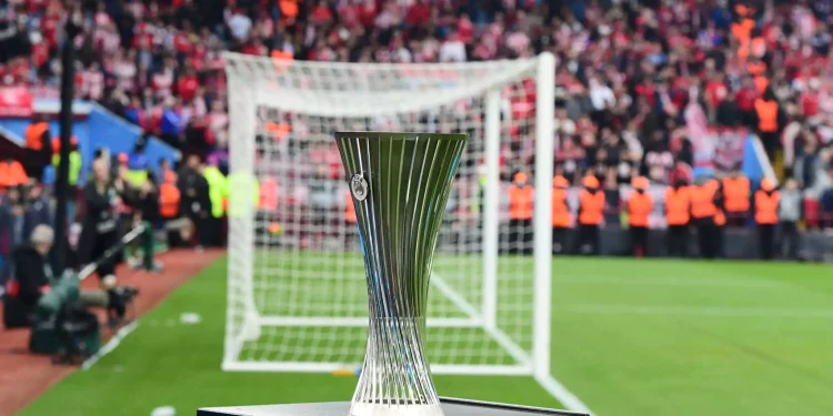 Το τρόπαιο του Conference League «παρουσιάζεται» στο ελληνικό κοινό σε OPAP Arena και πλατεία Κοτζιά