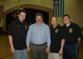 Ο οραματιστής και δημιουργός του GOBL, Νίκος Κοκκινάκης (δεύτερος από αριστερά) πάντα χαμογελαστός και εμπνευστής για τον πρώην Διευθυντή Γιώργο Ζμπράβο (πρώτος από αριστερά), τον Αγγελο Παπαδάκο και τον νυν Διευθυντή Σπύρος Βαγγελάτος (πρώτος από δεξιά). Φωτογραφία: GOBL