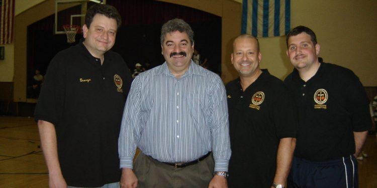 Ο οραματιστής και δημιουργός του GOBL, Νίκος Κοκκινάκης (δεύτερος από αριστερά) πάντα χαμογελαστός και εμπνευστής για τον πρώην Διευθυντή Γιώργο Ζμπράβο (πρώτος από αριστερά), τον Αγγελο Παπαδάκο και τον νυν Διευθυντή Σπύρος Βαγγελάτος (πρώτος από δεξιά). Φωτογραφία: GOBL