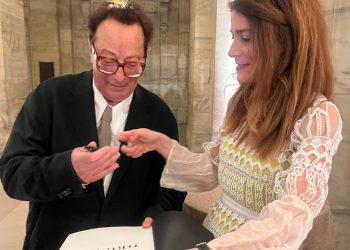 Ο Λόρδος Maurice Saatchi κάνει αφιέρωση στη Δρα Σωζήτα Γκουντούνα. Φωτ. ΕΘΝΙΚΟΣ ΚΗΡΥΞ/Γιάννα Κατσαγεώργη