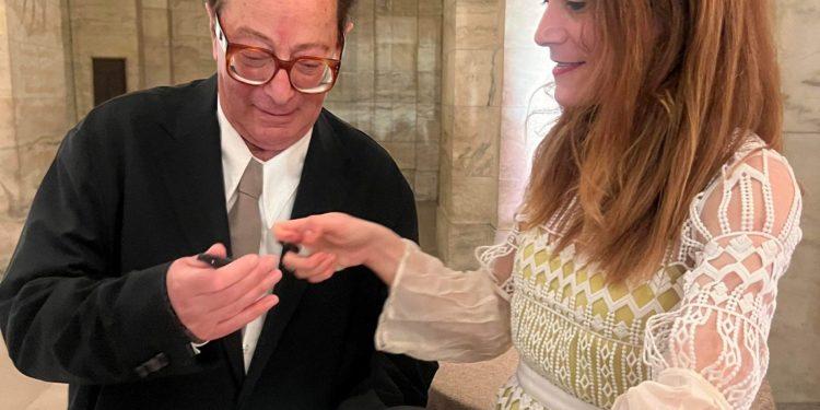 Ο Λόρδος Maurice Saatchi κάνει αφιέρωση στη Δρα Σωζήτα Γκουντούνα. Φωτ. ΕΘΝΙΚΟΣ ΚΗΡΥΞ/Γιάννα Κατσαγεώργη