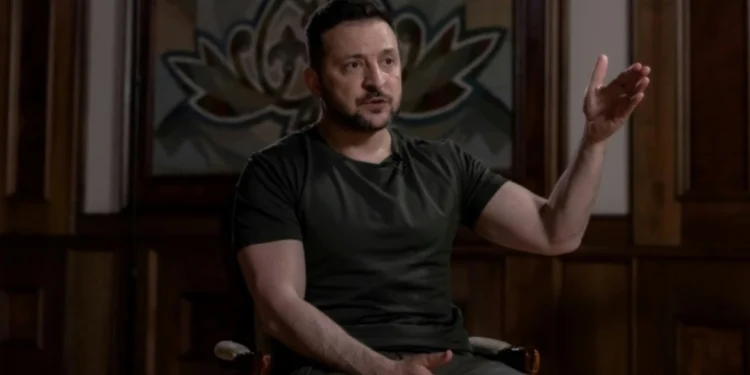 Ο Ζελένσκι διαμαρτύρεται επειδή η Δύση του απαγορεύει να πλήξει με τα όπλα της την επικράτεια της Ρωσίας