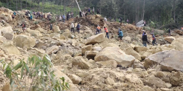 Φόβοι για νέα κατολίσθηση στην Παπούα Νέα Γουινέα, 7.900 άνθρωποι απομακρύνονται εσπευσμένα από τα σπίτια τους