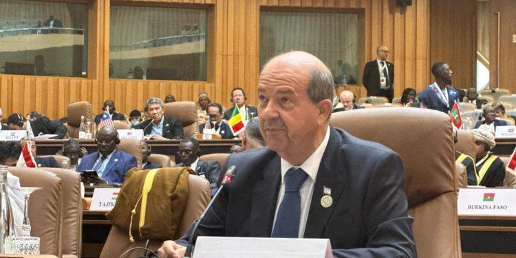 Ο Ερσίν Τατάρ εκπροσωπώντας το ψευδοκράτος στην Ισλαμική Διάσκεψη της Γκάμπια. (Φωτογραφία via X).