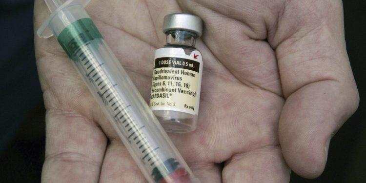 Τα εμβόλια κατά του HPV προλαμβάνουν τον καρκίνο τόσο στους άνδρες όσο και στις γυναίκες, σύμφωνα με νέα μελέτη