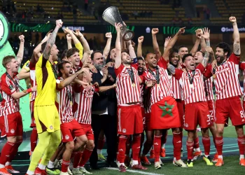 Ολυμπιακός: Η απονομή του τροπαίου στο Conference League