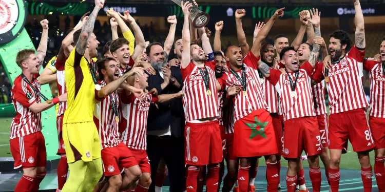 Ολυμπιακός: Η απονομή του τροπαίου στο Conference League