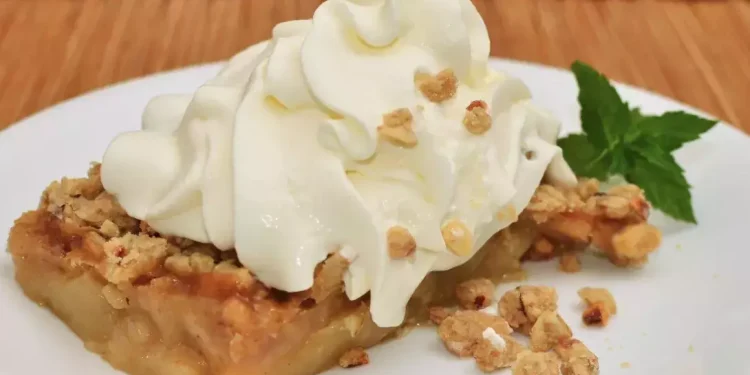 Apple Crisp: Γλυκό με Μήλα, Καρύδια και Λικέρ
